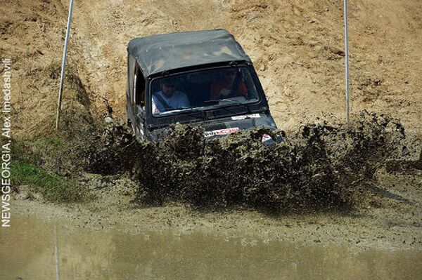 В Тбилиси в рамках Недели экстремальных видов спорта Extreme week-2010 прошли соревнования среди профессионалов и любителей в категории offroad. В испытании на прочность приняли участие десятки экипажей, на автомашинах разных марок. В Тбилиси в рамках Недели экстремальных видов спорта Extreme week-2010 прошли соревнования среди профессионалов и любителей в категории offroad. В испытании на прочность приняли участие десятки экипажей, на автомашинах разных марок. - Sputnik Грузия