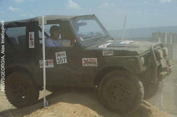 В Тбилиси в рамках Недели экстремальных видов спорта Extreme week-2010 прошли соревнования среди профессионалов и любителей в категории offroad. В испытании на прочность приняли участие десятки экипажей, на автомашинах разных марок. В Тбилиси в рамках Недели экстремальных видов спорта Extreme week-2010 прошли соревнования среди профессионалов и любителей в категории offroad. В испытании на прочность приняли участие десятки экипажей, на автомашинах разных марок. - Sputnik Грузия