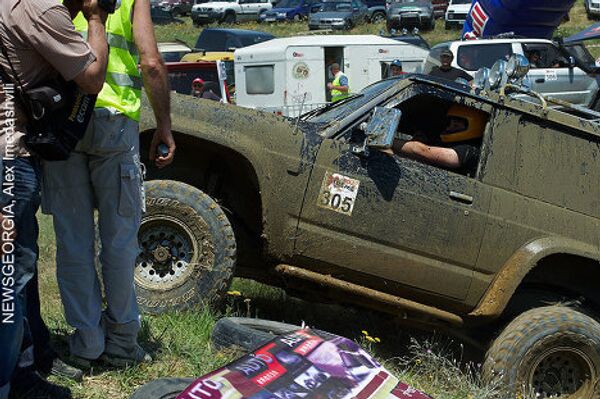 В Тбилиси в рамках Недели экстремальных видов спорта Extreme week-2010 прошли соревнования среди профессионалов и любителей в категории offroad. В испытании на прочность приняли участие десятки экипажей, на автомашинах разных марок. В Тбилиси в рамках Недели экстремальных видов спорта Extreme week-2010 прошли соревнования среди профессионалов и любителей в категории offroad. В испытании на прочность приняли участие десятки экипажей, на автомашинах разных марок. - Sputnik Грузия