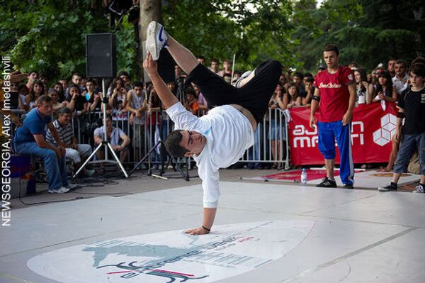 В рамках Недели экстремального спорта Extreme week Tbilisi - 2010, проходящей в столице Грузии, в центре города состоялись показательные выступления и соревнования среди танцоров брейк-данса. - Sputnik Грузия