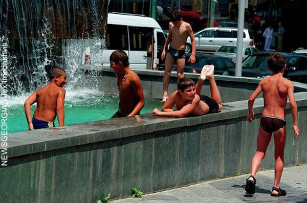 Купаемся в плавках. Мальчики купаются в фонтане. Мальчик в фонтане. Мальчики в плавках купаются. Пацаны купаются.