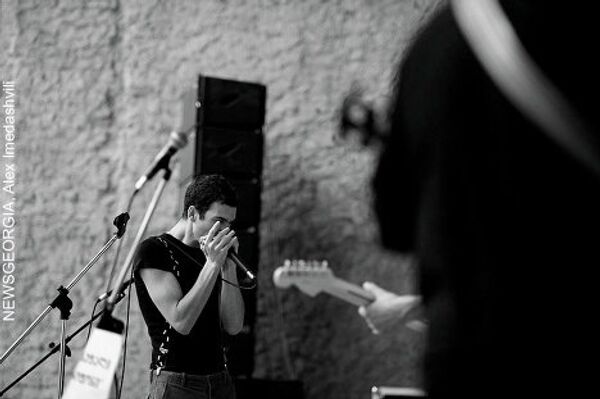 В среду 14 июля в Тбилиси в рамках фестиваля в клубе 33а была проведена выставка работ Кети Бенашвили. Показ сопровождался выступлениями разных грузинских рок-групп у свободного микрофона. - Sputnik Грузия
