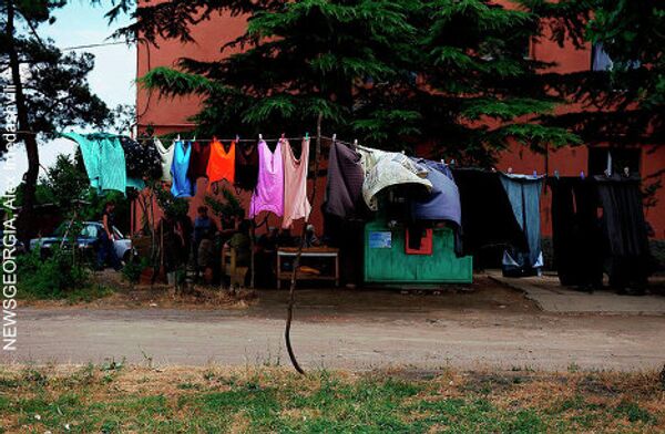 В поселке Кода в 15 км от Тбилиси в нескольких жилых корпусах проживают семьи беженцев из Кодорского ущелья Абхазии и Большого Лиахвского ущелья Цхинвальского региона. - Sputnik Грузия