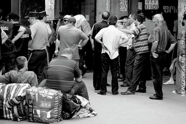 Беженцы у входа в здание издательства Самшобло. - Sputnik Грузия