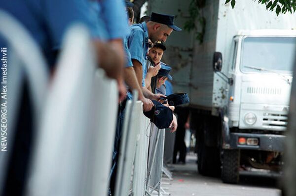 По периметру здания были выставлены барьеры и мобилизовано около ста сотрудников полиции для обеспечения порядка, так как некоторые беженцы выражали протест в связи с решением о своем выселении. - Sputnik Грузия