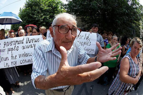 Один из участников акции, занимающийся уличной торговлей, житель Тбилиси Зураб Шакашвили сообщил, что он торговал на улице Марджанишвили. Наша просьба - оставить нас там , где мы работали и зарабатывали себе на жизнь. Мы готовы платить каждый месяц налоги в государственный бюджет, конечно, не очень большую сумму, - заявил Шакашвили. - Sputnik Грузия