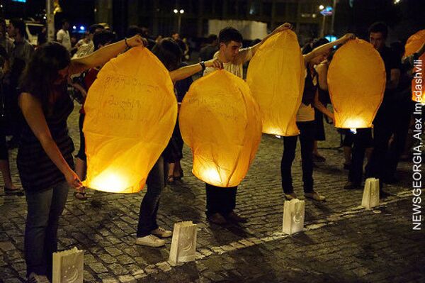 Держа в руках воздушные шары, готовые подняться в воздух, участники акции ожидали команды от организаторов акции. - Sputnik Грузия
