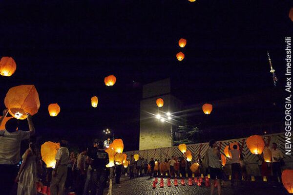 И вот одновременно в воздух были выпущены десятки воздушных шаров, с горящими внутри свечами и именами военнослужащих, павших в боях за территориальную целостность Грузии. Так в Тбилиси прошла символическая акция в рамках Недели памяти по погибшим в августе 2008 года. - Sputnik Грузия