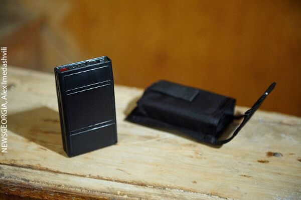 В комплекте каждый из приборов имеет специальный кофр из водонепроницаемой ткани, с креплением, чтобы носить его на поясе. - Sputnik Грузия