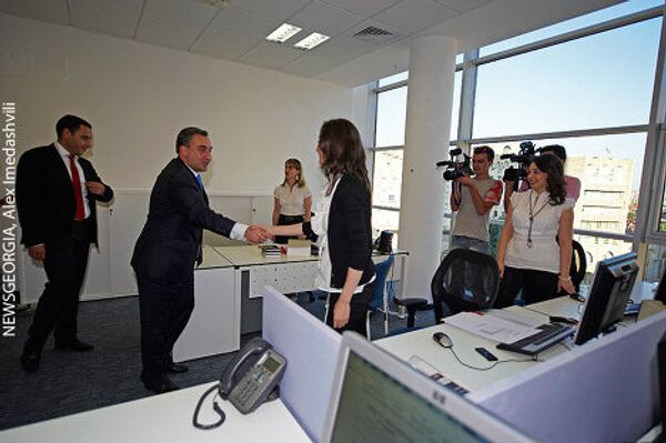 Премьер также провел встречи с сотрудниками министерства, и поинтересовался, как им нравится на новом месте работы. - Sputnik Грузия