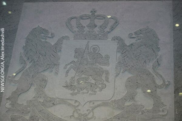 Изображение государственного герба Грузии на стене в холле нового здания министерства юстиции. - Sputnik Грузия