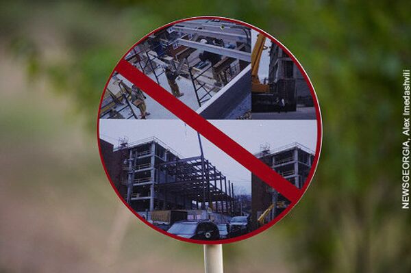 На дорожках лесопарка организаторами акции были размещены специальные предупредительные знаки, запрещающие рубить деревья и строить различные объекты на территории зеленой зоны. - Sputnik Грузия