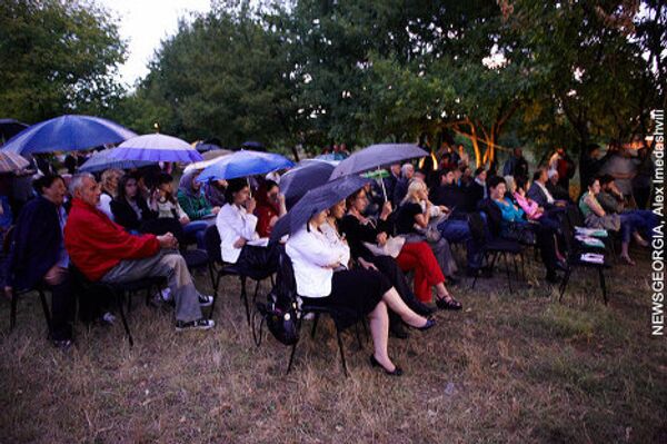 Несмотря на дождь, в акции приняли участие десятки людей, среди которых были представители международных и правозащитных организаций, научные специалисты,  общественные деятели и журналисты. - Sputnik Грузия
