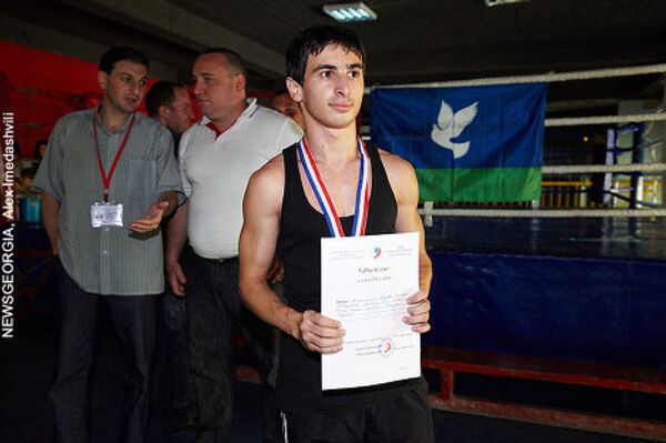 После установления рекорда спортсмен был награжден специальным сертификатом, подтверждающим установление им нового мирового достижения, и медалью клуба Рекорд. - Sputnik Грузия
