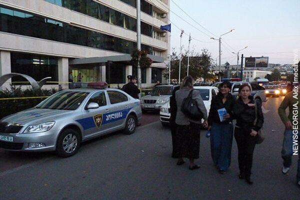 Все находившиеся в здании люди были эвакуированы, полиция и саперы обыскали помещения.  - Sputnik Грузия