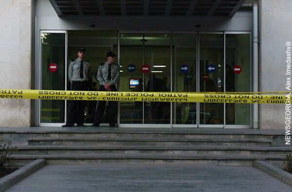 Здание Тбилисской мэрии во время досмотра помещений было оцеплено по периметру, в здание допускали только представителей правоохранительных органов и руководство муниципалитета. - Sputnik Грузия