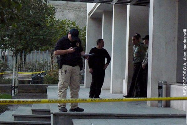 Полиция у входа в здание Тбилисской мэрии. - Sputnik Грузия