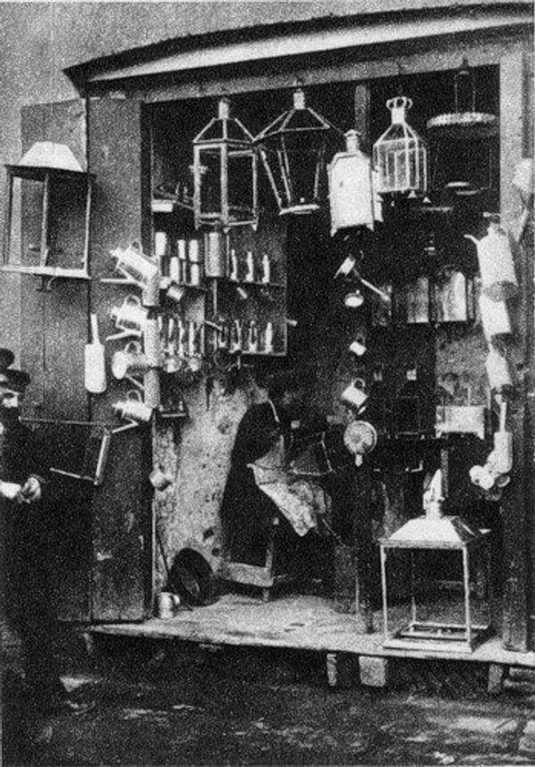 Лавка-мастерская фонарщика. Начало 1900-х гг. - Sputnik Грузия