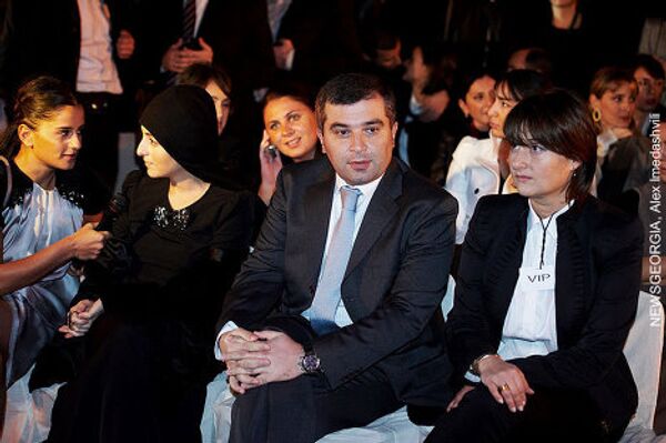 Вскоре на показ приехал и председатель парламента страны Давид Бакрадзе, супруга которого - Мака Метревели (справа) организовала в марте этого года первую Неделю высокой моды в Грузии.  - Sputnik Грузия
