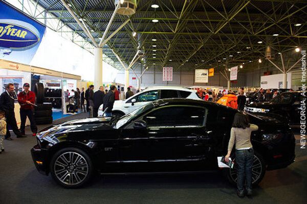 Большой популярностью среди посетителей также пользовалась выставленная на автошоу новая модель Ford Mustang, стоимостью около 45 тысяч долларов США. - Sputnik Грузия