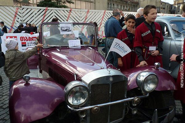 В Тбилиси под открытым небом, на площади Революции роз в конце октября прошла выставка ретро-автомобилей, приуроченная к празднованию Дней города - Тбилисоба. - Sputnik Грузия