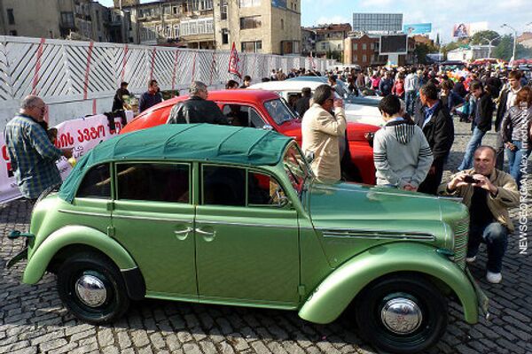 В Тбилиси под открытым небом, на площади Революции роз в конце октября прошла выставка ретро-автомобилей, приуроченная к празднованию Дней города - Тбилисоба. - Sputnik Грузия