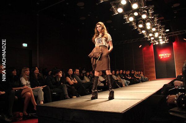 Грузинские дизайнеры Бичола Тетрадзе и Анука Арешидзе в отеле Radisson SAS Iveria в Тбилиси представили коллекцию Зима 2011-2012. В показе приняли участие 15 ведущих грузинских моделей, которые представили коллекцию из 21 костюма. - Sputnik Грузия