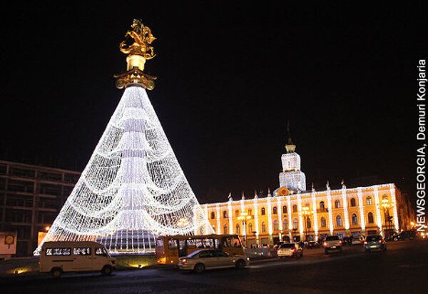 Тбилиси готовится встретить Новый 2011 год. На фото - статуя Св.Георгия на Площади Свободы украшена новогодней иллюминацией. Позади нее располагается здание городского совета Сакребуло. - Sputnik Грузия