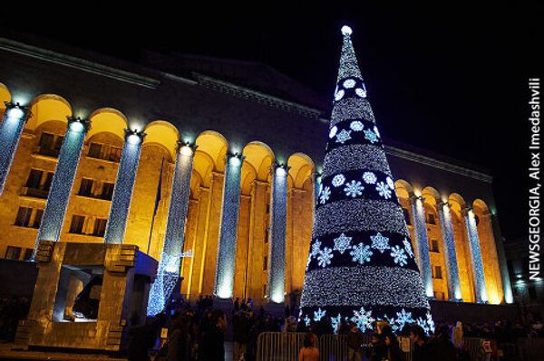 Тбилиси готовится встретить Новый 2011 год. На фото - главная новогодняя елка страны на проспекте Руставели у здания парламента Грузии. - Sputnik Грузия