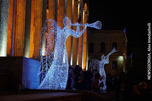 Новогодняя иллюминация и праздничные фигуры у здания парламента Грузии. - Sputnik Грузия