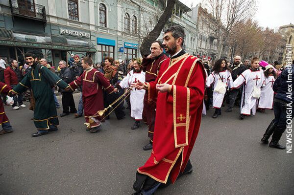 Каждый год участники шествия собираются именно у собора Пресвятой Троицы, чтобы поздравить весь православный мир с рождеством Христовым.  - Sputnik Грузия