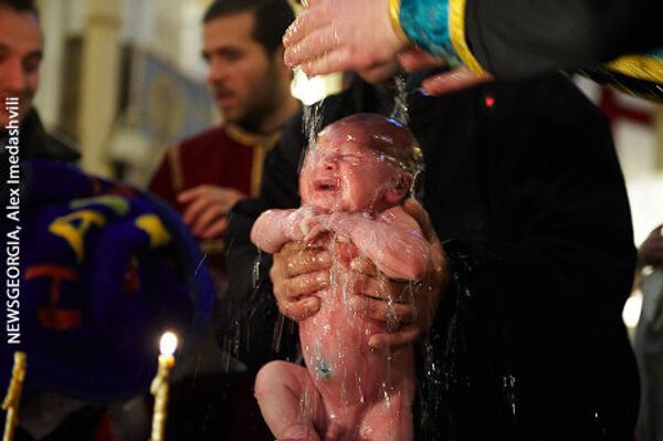 Крещение в Тбилиси, 19 января. В этот день в Соборе Пресвятой Троицы крестили около 600 детей, крестным отцом которых стал Католикос-Патриарх Всея Грузии Илиа Второй. - Sputnik Грузия