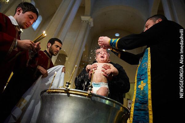 Крещение в Тбилиси, 19 января. В этот день в Соборе Пресвятой Троицы крестили около 600 детей, крестным отцом которых стал Католикос-Патриарх Всея Грузии Илиа Второй. - Sputnik Грузия