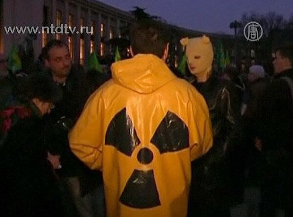 Участники акции протеста в Париже потребовали закрыть все АЭС и больше не пользоваться источниками ядерной энергии. - Sputnik Грузия