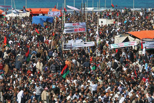 Демонстрация в Бенгази, пятница - на площади почти весь город. Среди плакатов - благодарности Франции, признавшей правительство повстанцев.  - Sputnik Грузия