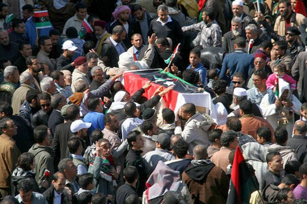 Демонстрация в Бенгази, пятница - на площади почти весь город. Среди толпы проносят гробы с убитыми бойцами. - Sputnik Грузия