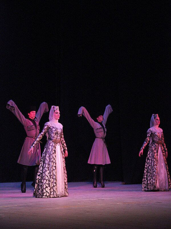 Грузинский национальный балет Сухишвили - Рамишвили был признан лучшим шоу 2001 года на Бродвее. Это первая фолк-труппа, выступившая на подмостках «Ла Скала», их дебют стал триумфальным - занавес по просьбе публики поднимали 14 раз. Сухишвили - Рамишвили объездили с гастролями более 90 стран мира. На фото - выступление балета в Тбилиси.  - Sputnik Грузия