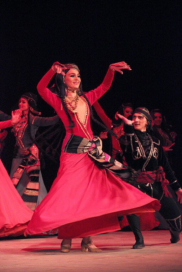 Грузинский национальный балет Сухишвили - Рамишвили был признан лучшим шоу 2001 года на Бродвее. Это первая фолк-труппа, выступившая на подмостках «Ла Скала», их дебют стал триумфальным - занавес по просьбе публики поднимали 14 раз. Сухишвили - Рамишвили объездили с гастролями более 90 стран мира. На фото - выступление балета в Тбилиси.  - Sputnik Грузия