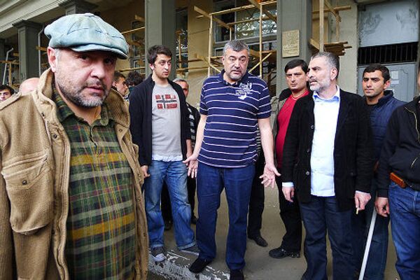 С утра Грузинская партия объявила, что консультации с Народным собранием и экс-спикером парламента Нино Бурджанадзе не дали результата, и отказалась от своих планов по проведению 25 мая дня гнева. Председатель партии Созар Субари заявил, что любой член партии может самостоятельно принимать решение об участии в акциях Народного собрания. С утра Грузинская партия объявила, что консультации с Народным собранием и экс-спикером парламента Нино Бурджанадзе не дали результата, и отказалась от своих планов по проведению 25 мая дня гнева. Председатель партии Созар Субари заявил, что любой член партии может самостоятельно принимать решение об участии в акциях Народного собрания. - Sputnik Грузия