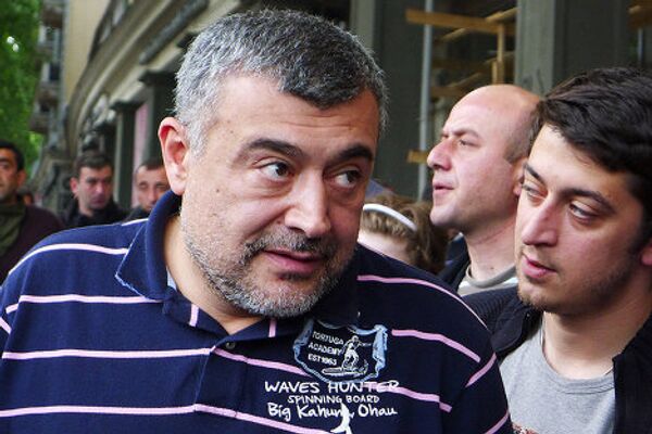 Я стою тут с народом, как вчера и позавчера, заявил Гачечиладзе на митинге перед телевидением, где собрались несколько сотен человек. Он пришел на акцию вместе со своим братом Георгием, известным шоу-меном Уцноби, позже к ним присоединился еще один лидер Грузинской партии Кока Гунцадзе. Я стою тут с народом, как вчера и позавчера, заявил Гачечиладзе на митинге перед телевидением, где собрались несколько сотен человек. Он пришел на акцию вместе со своим братом Георгием, известным шоу-меном Уцноби, позже к ним присоединился еще один лидер Грузинской партии Кока Гунцадзе. - Sputnik Грузия