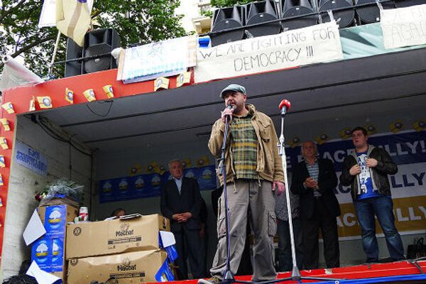 Перед собравшимися на акции протеста Народного собрания выступает брат Левана Гачечиладзе - Георгий, более известный под сценическим именем Уцноби. Перед собравшимися на акции протеста Народного собрания выступает брат Левана Гачечиладзе - Георгий, более известный под сценическим именем Уцноби. - Sputnik Грузия