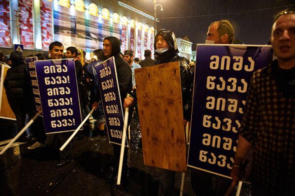 В Тбилиси в ночь на четверг спецназ разогнал акцию протеста оппозиционного объединения Народное собрание. На фото - митингующие готовятся встретить спецназ, не согласившись добровольно покинуть территорию перед парламентом Грузии. В Тбилиси в ночь на четверг спецназ разогнал акцию протеста оппозиционного объединения Народное собрание. На фото - митингующие готовятся встретить спецназ, не согласившись добровольно покинуть территорию перед парламентом Грузии. - Sputnik Грузия
