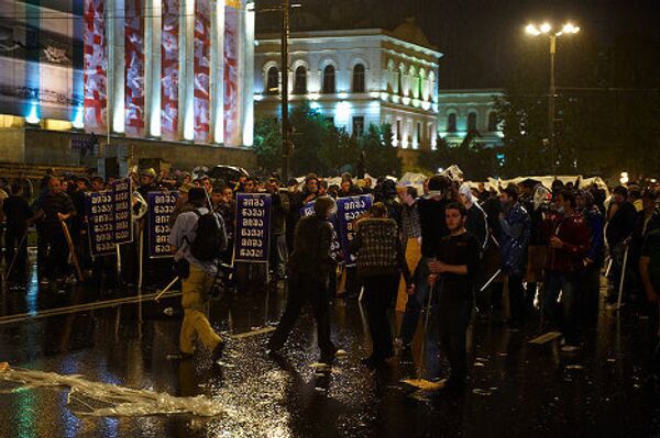В Тбилиси в ночь на четверг спецназ разогнал акцию протеста оппозиционного объединения Народное собрание. На фото - митингующие готовятся встретить спецназ, не согласившись добровольно покинуть территорию перед парламентом Грузии. В Тбилиси в ночь на четверг спецназ разогнал акцию протеста оппозиционного объединения Народное собрание. На фото - митингующие готовятся встретить спецназ, не согласившись добровольно покинуть территорию перед парламентом Грузии. - Sputnik Грузия