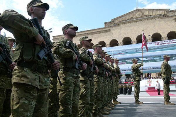 Затем перед присутствующими на параде гостями - представителями правительства Грузии и парламента, грузинской общественности, дипломатического корпуса и зарубежных стран, прошли подразделения 1-й, 2-й и 3-й пехотных бригад Минобороны Грузии, военнослужащие которых принимали участие в миротворческих операциях в Афганистане и Ираке, военнослужащие 4-й пехотной бригады, которая в 2007 году была также подготовлена к участию в операции в Ираке, но из-за начала войны с Россией в 2008 году ей пришлось включиться в активные боевые действия. - Sputnik Грузия