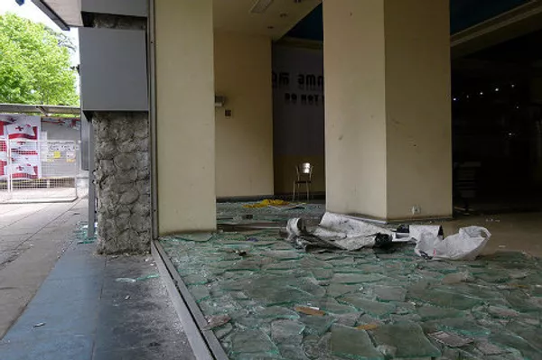 Одно из популярных мест отдыха в грузинской столице - кинотеатр Руставели, пострадал в ночь на четверг при разгоне спецназом акции сторонников оппозиционного Народного собрания на проспекте Руставели. Участники акции, пытаясь укрыться от преследования, сломали витражи собираясь спрятаться в здании. За ними последовали представители правоохранительных органов, которые задержали тех, кто вошел внутрь. Одно из популярных мест отдыха в грузинской столице - кинотеатр Руставели, пострадал в ночь на четверг при разгоне спецназом акции сторонников оппозиционного Народного собрания на проспекте Руставели. Участники акции, пытаясь укрыться от преследования, сломали витражи собираясь спрятаться в здании. За ними последовали представители правоохранительных органов, которые задержали тех, кто вошел внутрь. - Sputnik Грузия