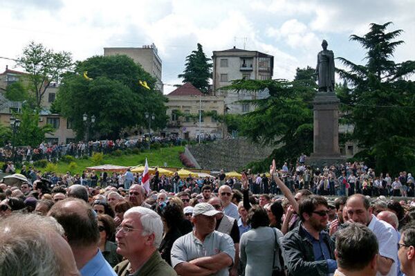 Правозащитники и представители политических партий собрались в субботу днем в Тбилиси на Акцию молчания под лозунгом Нет насилию, чтобы выразить свой протест в связи с силовым разгоном митинга Народного собрания в ночь на 26 мая. Акция началась у памятника Шота Руставели, после чего было устроено шествие по проспекту Руставели к зданию парламента. По разным оценкам, в акции приняли участие от двух до трех тысяч человек. Участники акции выступили с открытым письмом, где потребовали создания независимой комиссии по расследованию разгона акции 26 мая. - Sputnik Грузия