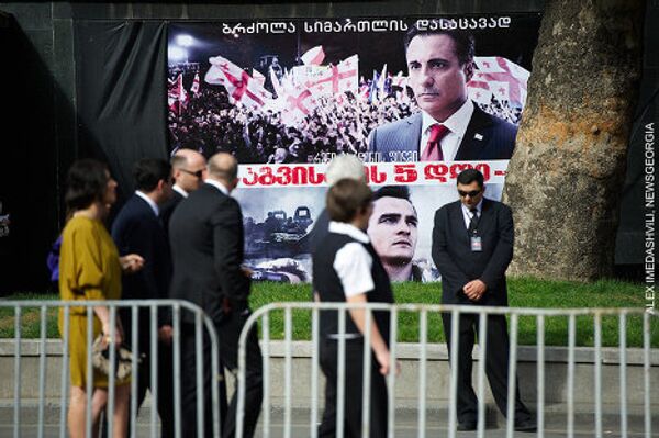 Гости, которые были приглашены на премьеру, проходят на фоне рекламного баннера фильма Пять дней августа. - Sputnik Грузия