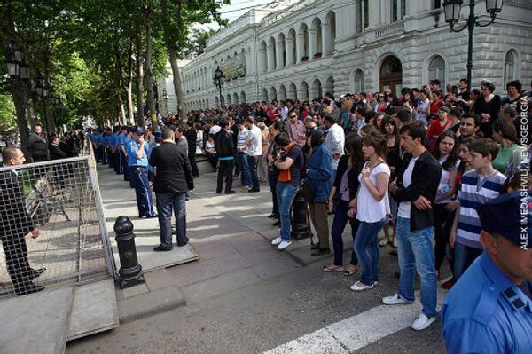 Сотни жителей Тбилиси, которые пришли посмотреть на то, как пройдет церемония премьеры фильма Пять дней августа.  - Sputnik Грузия