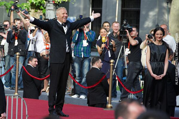 Ренни Харлин приветствует жителей Тбилиси, которые собрались у кинотеатра Руставели, чтобы посмотреть на гостей из Голливуда и церемонию начала показа фильма. - Sputnik Грузия