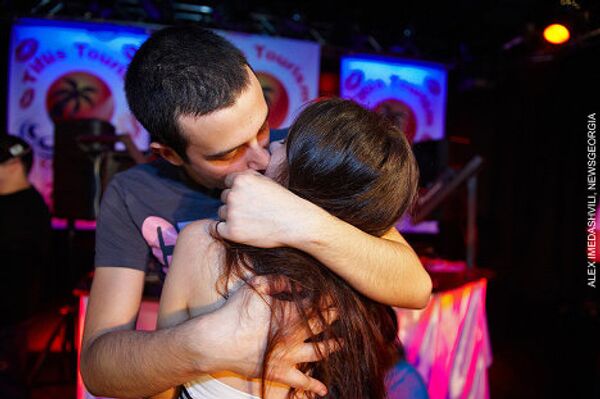 Первый в Грузии конкурс поцелуев Kiss Party состоялся в тбилисском клубе Club Night. Конкурс продолжался несколько часов, в нем приняли участие шесть пар. Особый ажиотаж вызвало участие женской пары из двух девушек. Выиграла конкурс молодая пара - парень и девушка, жители Тбилиси, которые целовались без остановки на протяжении трех часов и десяти минут. В качестве приза пара получила недельную туристическую путевку в Турцию на двоих. Организатором конкурса выступили Club Night и компания Tiflis Tourism. - Sputnik Грузия